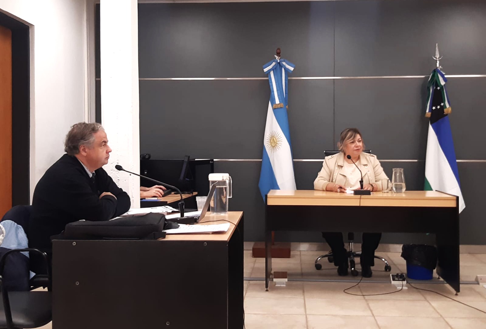 Acusaron a dos jóvenes que iban con un arma de fuego en un taxi