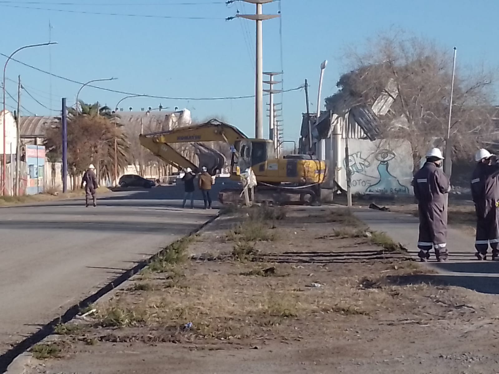 La Anónima comenzó la limpieza del predio incendiado en Cipolletti