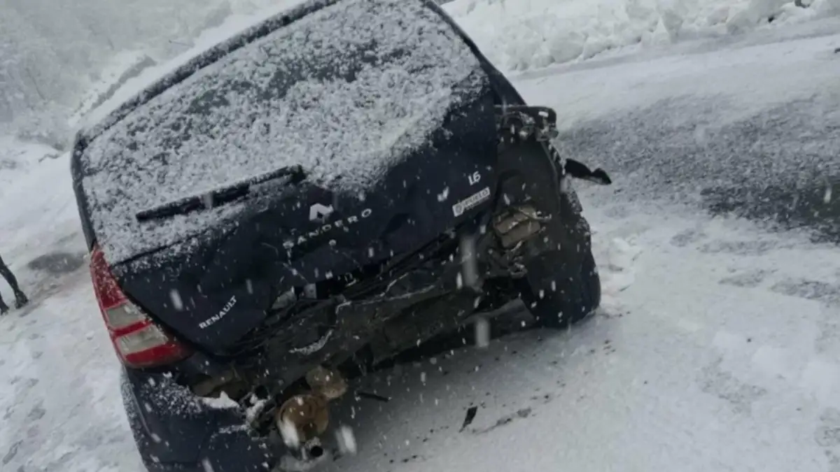 Triple accidente en Cardenal Samoré: una familia de Villa La Angostura quedó atrapada en la intensa nevada