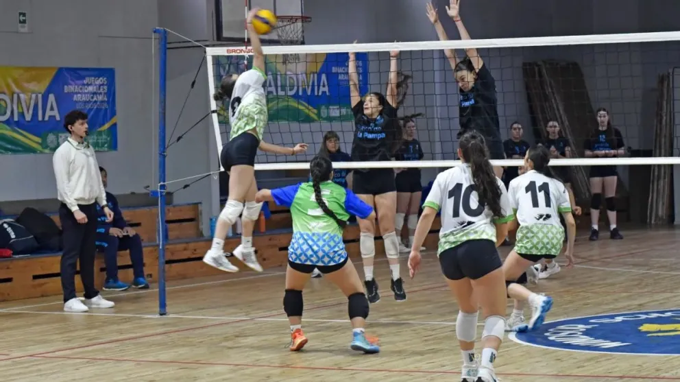 Río Negro inició los Juegos de la Araucanía con tres oros en natación y triunfos en fútbol y básquet