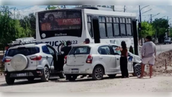 Grave choque en Cipolletti: un auto que iba a en contramano chocó contra un colectivo