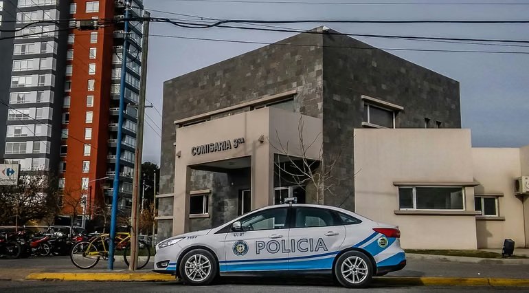 Se entregó en una comisaría de Roca el acusado de asesinar a tiros a la mujer en Allen
