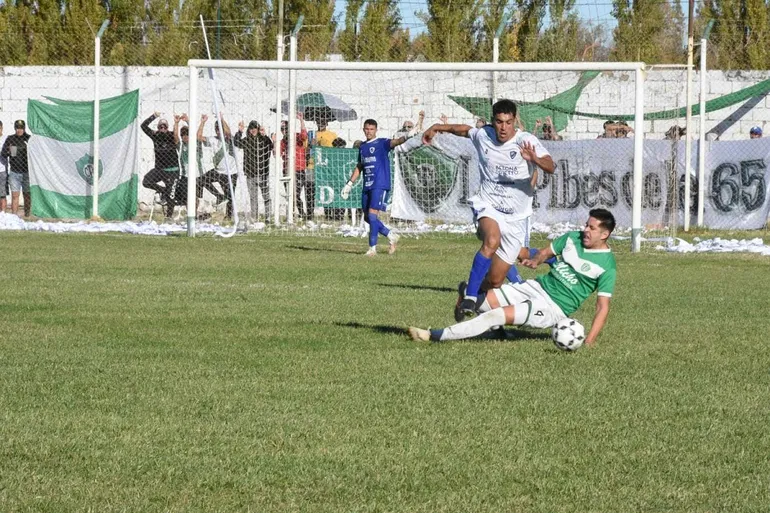 Fernández Oro cayó en casa y manda La Amistad en la Liga Confluencia