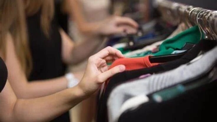El Gobierno anunció baja de aranceles a la importación de ropa y calzado