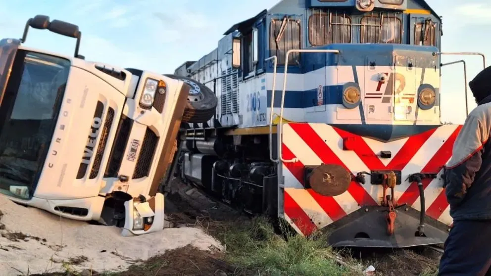 Impactante choque entre un camión de alimentos y el tren en Ruta 22