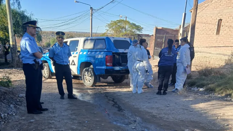 Centenario: investigan crimen de un hombre que fue encontrado por su papá, con su...