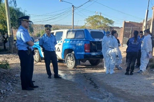 Crimen de Centenario: Dos personas detenidas y un disparo al corazón