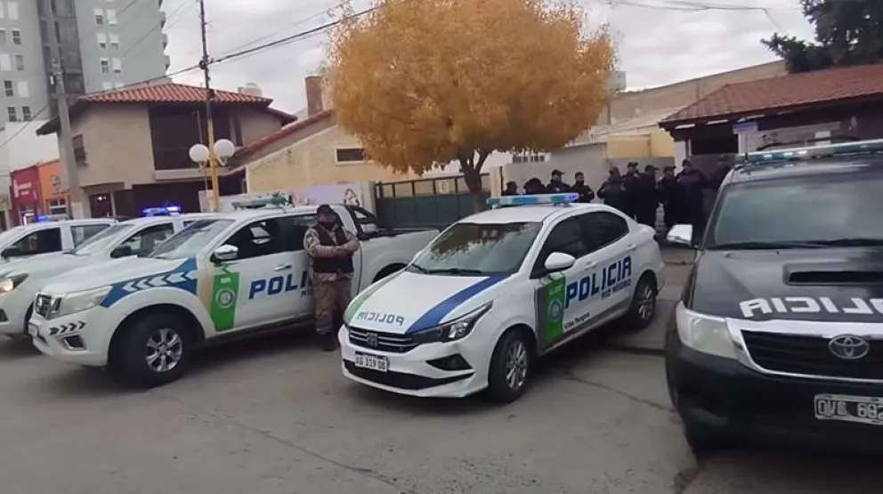 Alerta por gran despliegue policial en Villa Regina