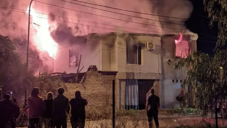 Una casa fue destruida por un incendio y de milagro no hubo heridos