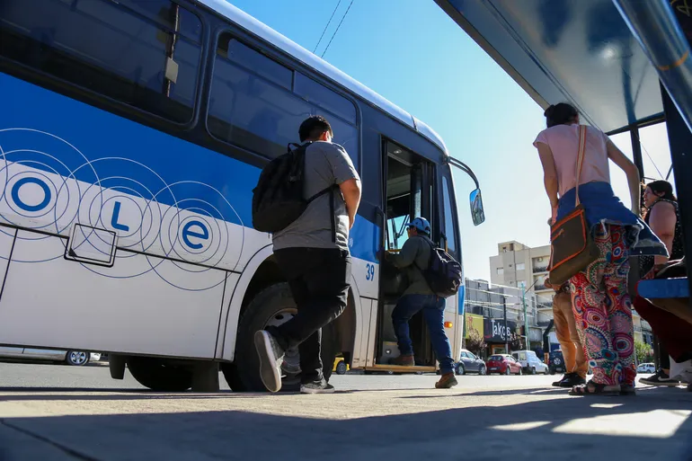 Desde hoy viajar en colectivo en el Alto Valle es más caro