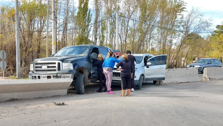 Ruta 22: quiso girar en U y provocó un violento choque