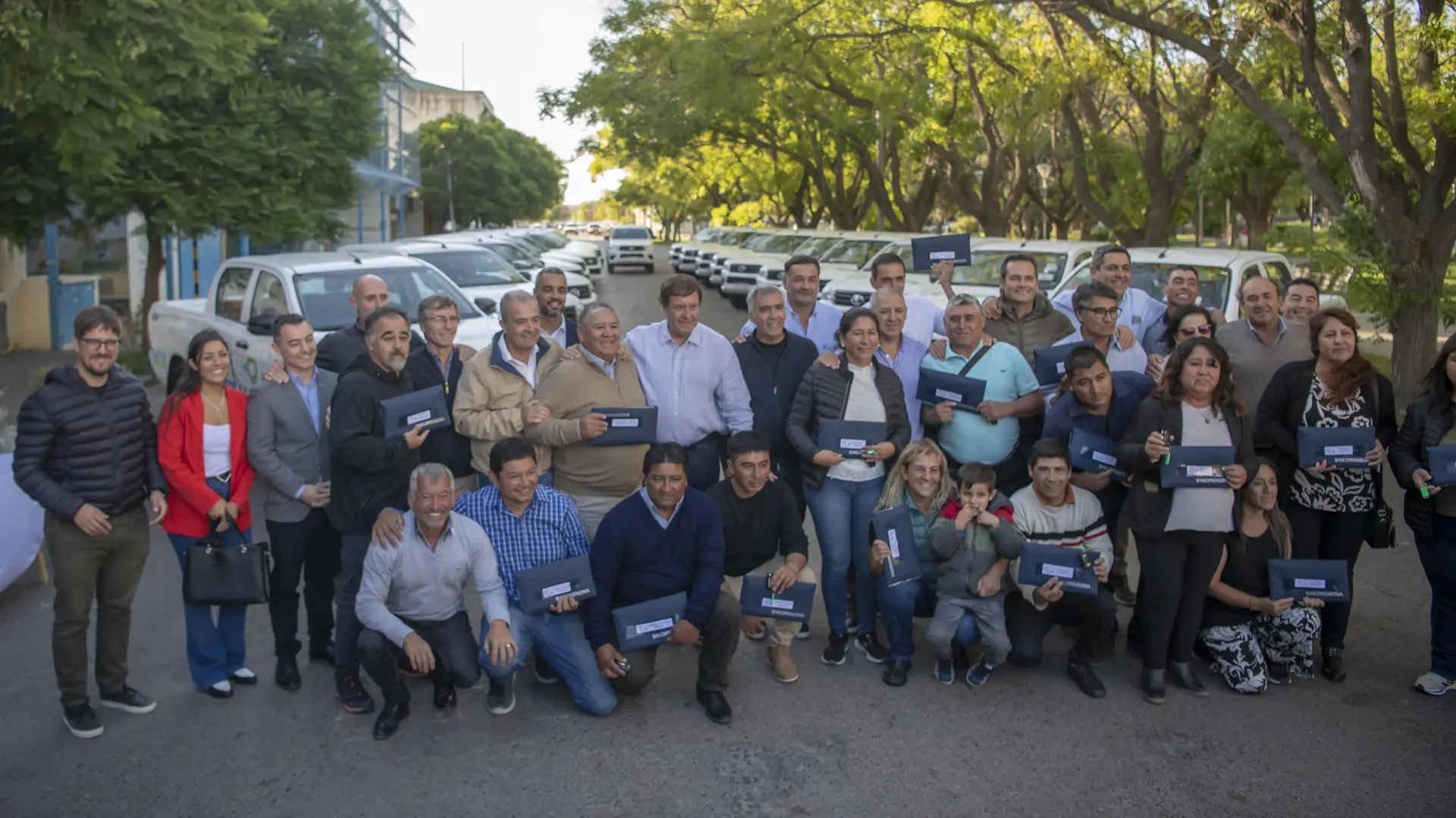 Weretilneck entregó vehículos y reforzó el apoyo a Comisiones de Fomento