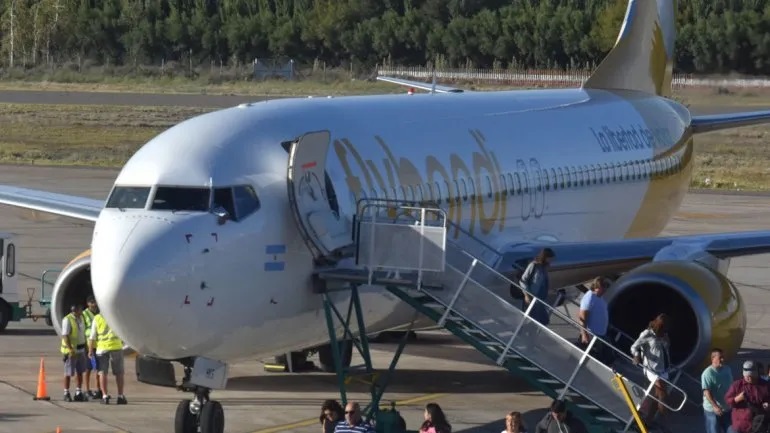 Crece el enojo por las cancelaciones y reprogramaciones de Flybondi
