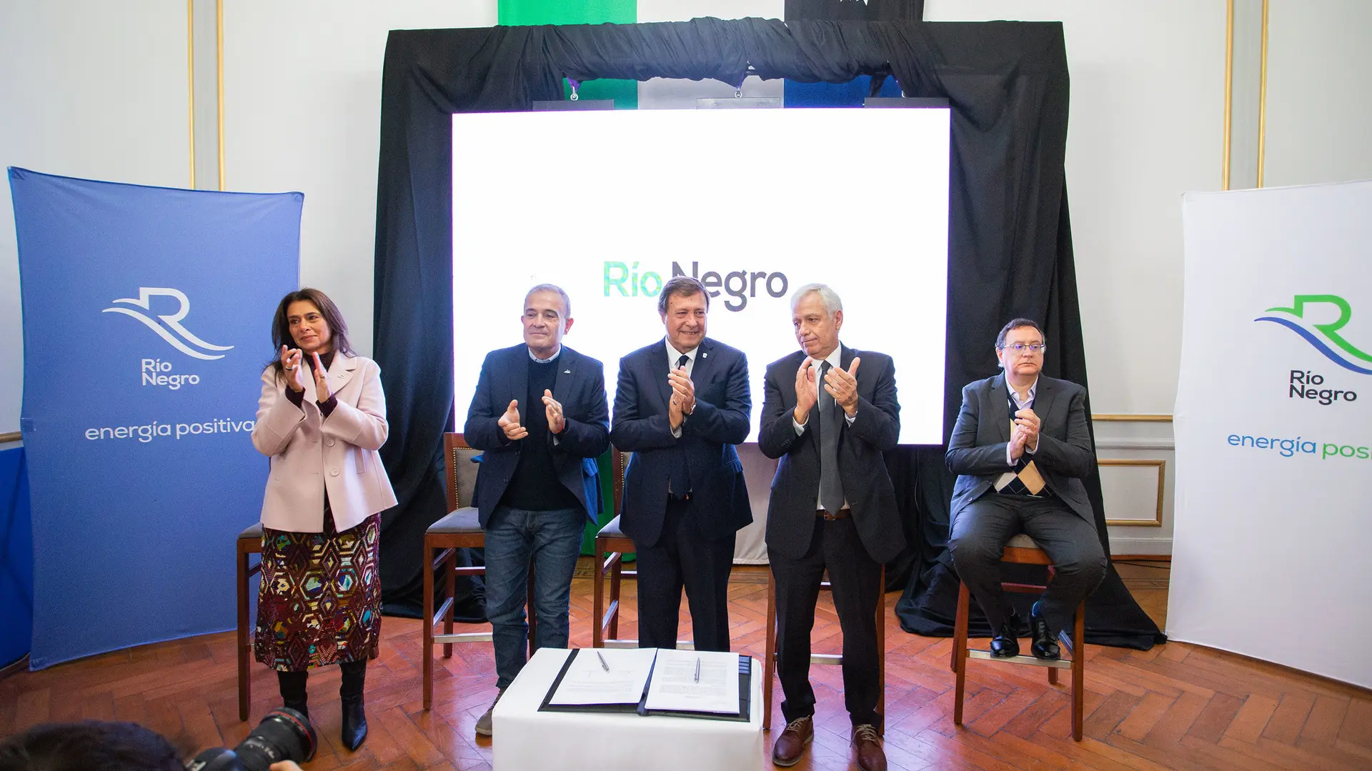 Histórico acuerdo con VMOS: U$S 1.000 millones por 13 años para Río Negro