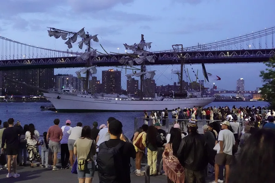 Dos muertos por el choque del buque mexicano contra el puente de Brooklyn