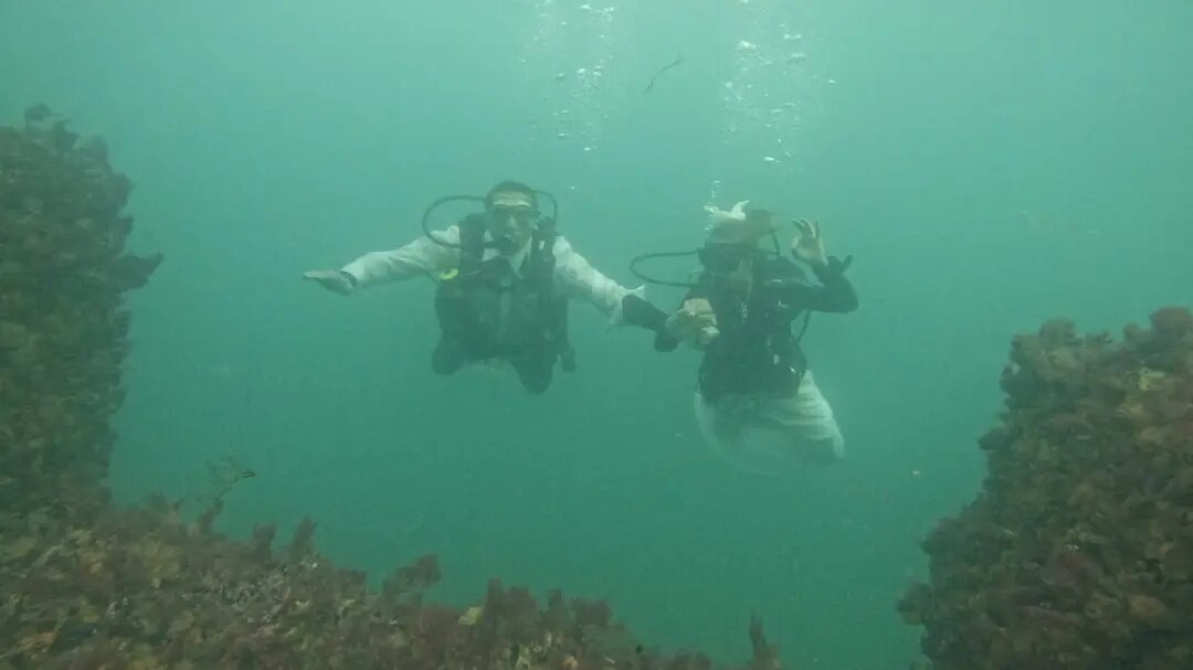 Amor bajo el agua: Las Grutas vivió su primer casamiento subacuático