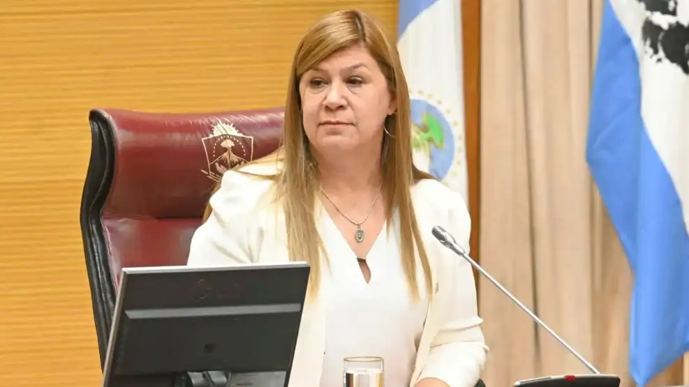 Gloria Ruiz: Contratos truchos, viáticos y una camioneta de lujo