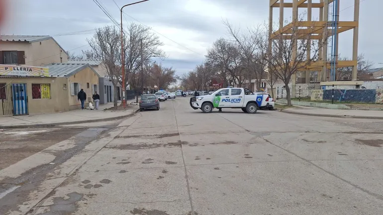 1200 Viviendas: Un adolescente herido de un balazo y el presunto autor detenido