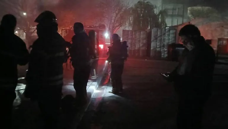Un incendio intencional en el hospital obligó a trasladar pacientes de terapia in...