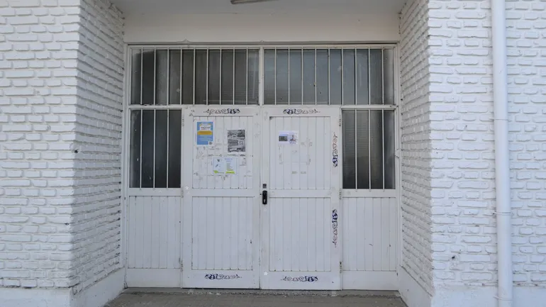 Escuela 234: el padre denunciado pidió retirar a sus hijos de la institución