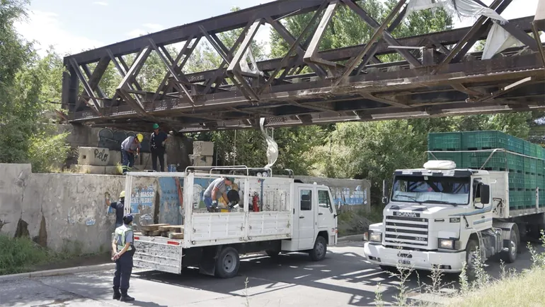 Puente ferroviario: dónde colocarán los pórticos para terminar con los choques