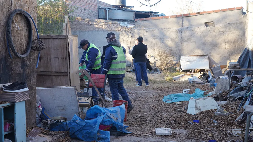 La Municipalidad de Cipolletti desalojó y demolió un aguantadero en el barrio Don...