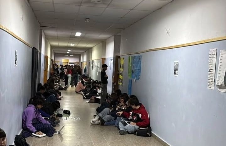 ESRN 17: Estudiantes realizaron una sentada por plaga de cucarachas