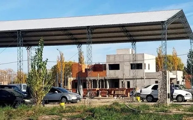 Allanaron una compraventa de autos en Roca